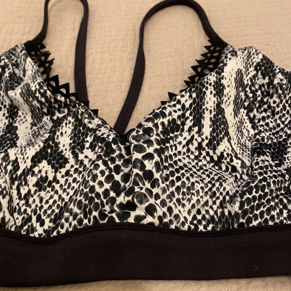 TRACK & BLISS TWO SIDE SPORT BRA. Black & sneake print . Size S